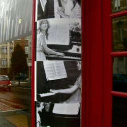 Pianos De Lil et Fils - Une série de portraits sur la vitre courbe à l'entrée est un indice supplémentaire dans cette rue un peu tristounette ...