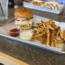 Evolve kitchen - Pimento burger
