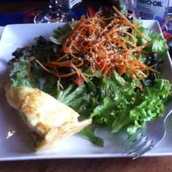 Absoluto Café - Quiche de brócolis e cenoura acompanhado de uma super salada, boa opção pra um almoço leve :)