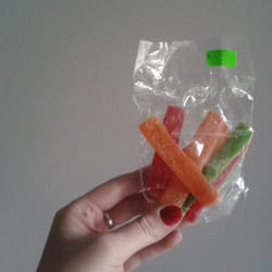 Arándano Almacén Natural - Ananá en tiritas, un snack para tener en la cartera.