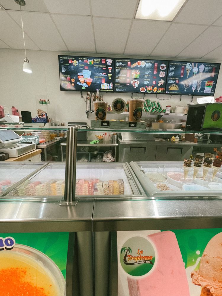 La Tropicana Raspados Y Más Logo