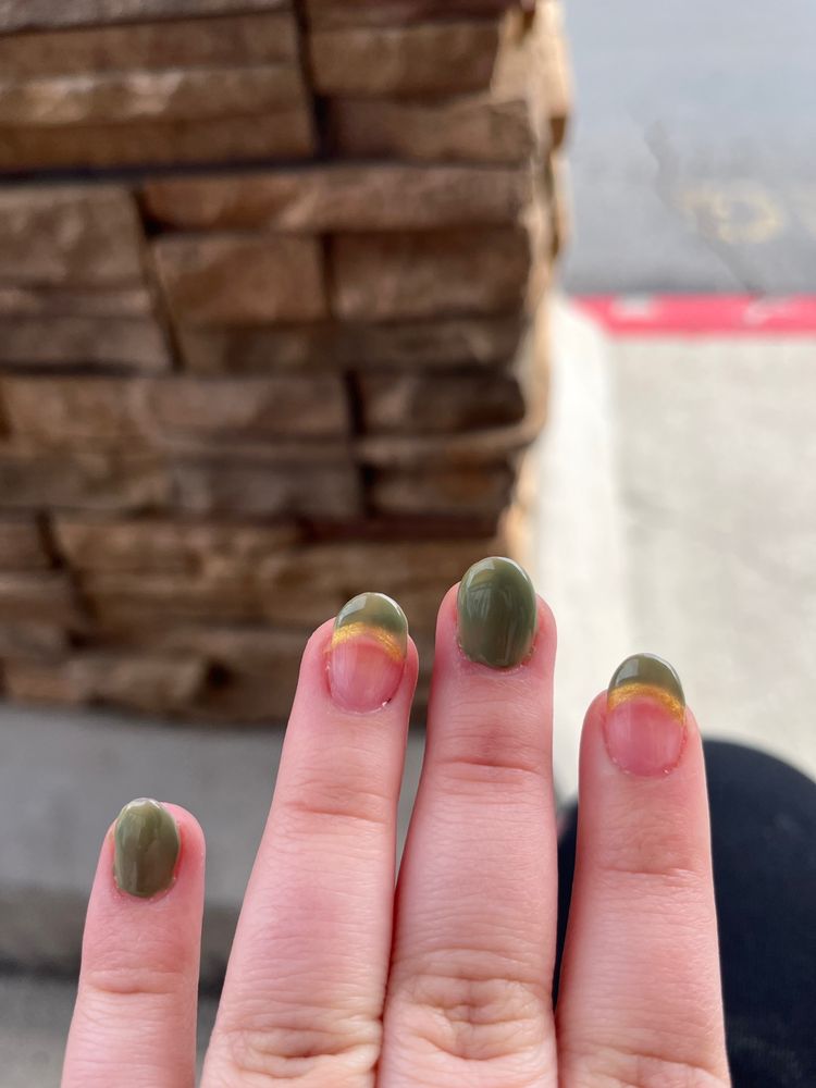 Pella Nails Logo