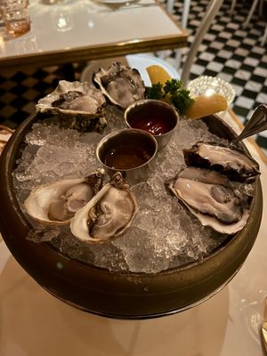 Leo's Oyster Bar by null