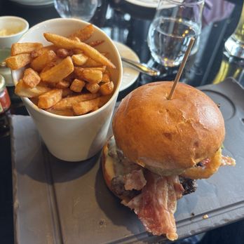Bistro le Sam - Beef burger - Canadian (New) Near Me - Quebec City, Quebec