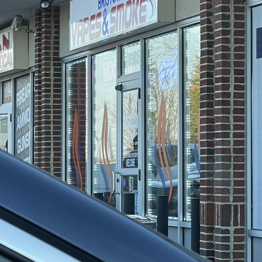 Bristow Vapes & Smoke - Stoor entrance - Vape Shops Near Me - Manassas, Virginia