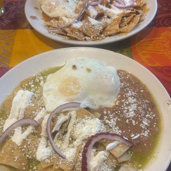 Restaurant Mole Del Rey - Chilaquiles verdes y rojos - Mexican Near Me - Bell, California