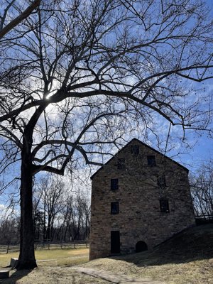 George Washington's Distillery & Gristmill by null
