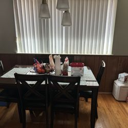 Luisa's Cleaning Service - Dining room - look at how clean the blinds are