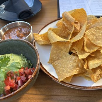 La Popular Hollywood - Chips + salsa + guacamole , all delicious! Not very spicy or salty - Mexican Near Me - Hollywood, California