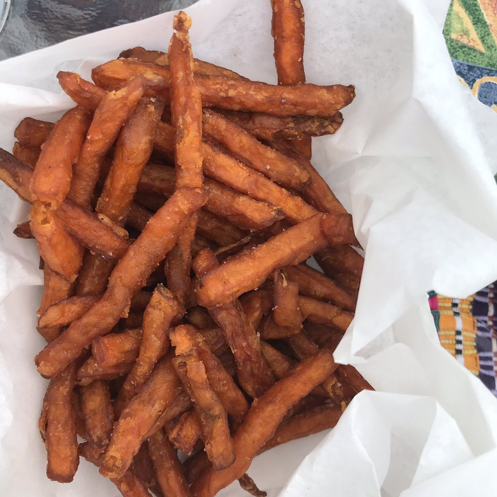 Luxe Bar & Grill - Pubs Near Me - Grosse Pointe Farms, Michigan