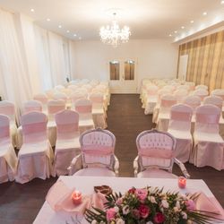 Hotel Seeschloss am Bötzsee - Salon Emilie im Hotel Seeschloss am Bötzsee ,eleganter Trauraum mit Kronleuchter und weißen Stühlen für standesamtliche Trauungen am See.