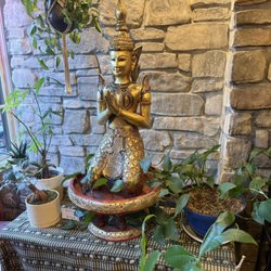 Benja's Thai & Sushi - Decor