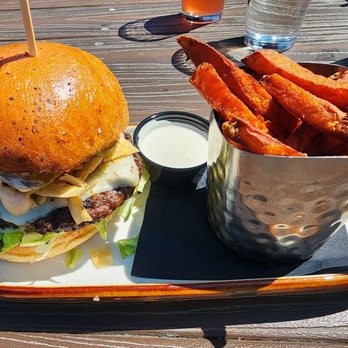 Overland Restaurant & Pub - Elk Burger - Pubs Near Me - Gardnerville, Nevada
