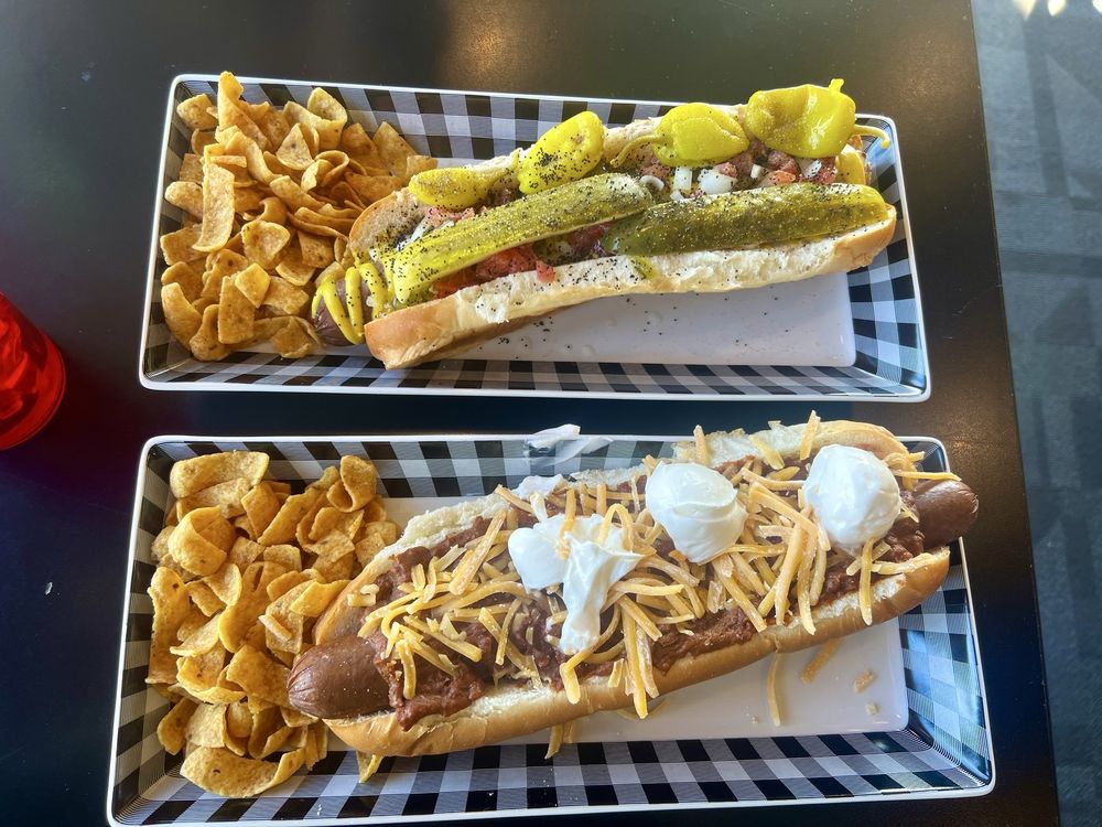 Daisy's Dog House Logo