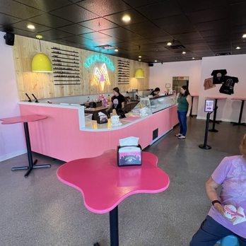 Local Scoop - Interior seating area - Ice Cream & Frozen Yogurt Near Me - Bishop, California Local Scoop - Interior seating area - Ice Cream & Frozen Yogurt Near Me - Bishop, California