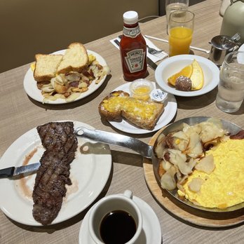 Lou Mitchell's - Breakfast & Brunch Near Me - Chicago, Illinois