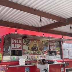 Tata's Tacos y Tortas - Outside of Truck