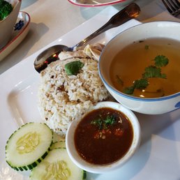 Chicken and rice with a yummy dipping sauce Chicken and rice with a yummy dipping sauce