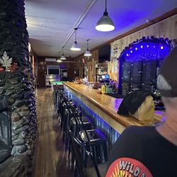 Stoneyfront Bar & Grill - Bar seating view