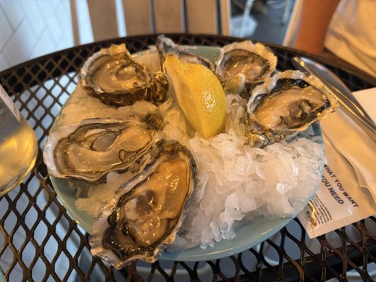 Huguette, Bistro de la mer by null