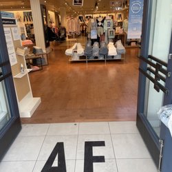 American Eagle Outfitters - Entrance