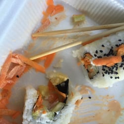 Teri Sushi Express - En general tiene buen sabor pero en el Rollo Vegetariano el pepino esta viejo y algunos amargos, el arroz no tiene consistencia