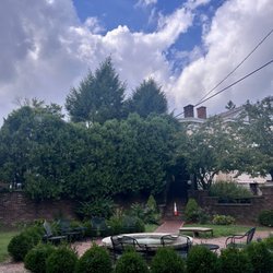Showers Inn Bed & Breakfast - Courtyard