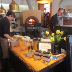 La FONTANA - Pizza Oven and Reception
