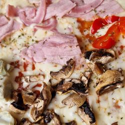 Burg-Hotel - Pizza mit Schinken, Pilzen und Paprika