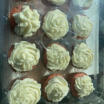 Postres Aurora - cupcakes in a plastic container - Desserts Near Me - Los Angeles, California Postres Aurora - cupcakes in a plastic container - Desserts Near Me - Los Angeles, California