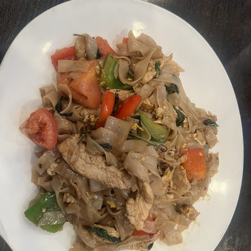Blue Elephant - Drunken noodles with chicken - Thai Near Me - Bakersfield, California