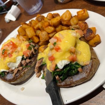 Eggs 'n Things Ko Olina - Kalua pork Benedict on taro buns - American Near Me - Kapolei, Hawaii