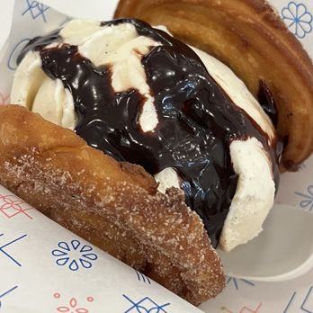 El Moro - Consuelo de vanilla - Desserts Near Me - Los Angeles, California