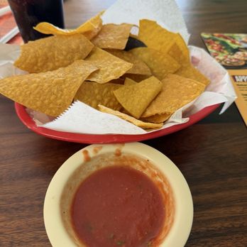 La Brasa Cocina Mexicana - House chips and salsa. Salsa is smooth (not chunky) and very good - Mexican Near Me - St. Cloud, Florida La Brasa Cocina Mexicana - House chips and salsa. Salsa is smooth (not chunky) and very good - Mexican Near Me - St. Cloud, Florida