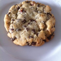 Un cookie beau et généreux en noisettes