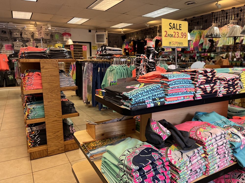 GIFTVILLE Updated October 2024 968 Pkwy, Gatlinburg, Tennessee