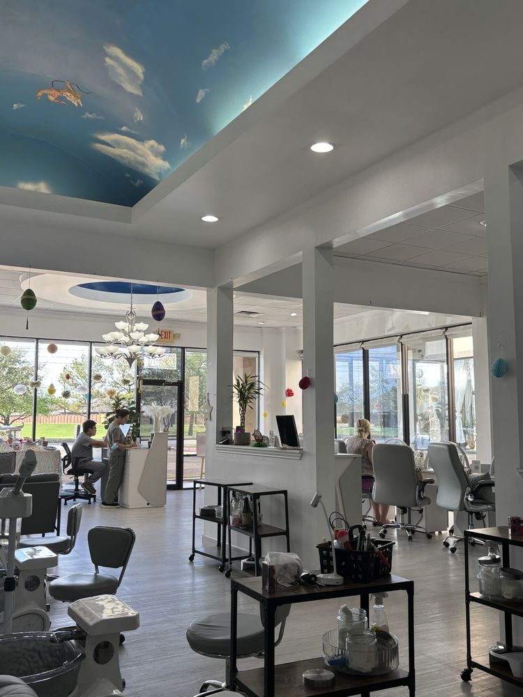 Douce Mains Nails Lounge Logo