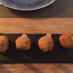 El Laurel - Croquetas de gorgonzola con culis de pera