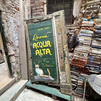 Libreria Acqua Alta - Bookstores Near Me - Venezia, VE Libreria Acqua Alta - Bookstores Near Me - Venezia, VE