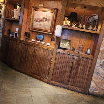 LongHorn Steakhouse - Entrance - Steakhouses Near Me - Auburn, Maine
