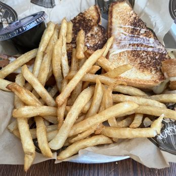 Hillgrove Tap - Grilled cheese - Sports Bars Near Me - Western Springs, Illinois