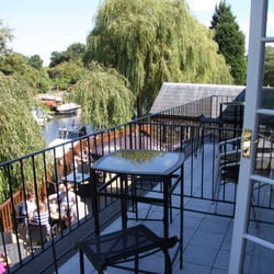 Grove Ferry Inn
