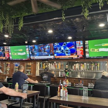 Henry's Bar & Grill - Bar area - Sports Bars Near Me - Cathedral City, California