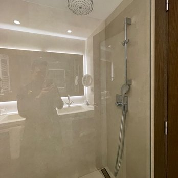 Hotel Colón - Waterfall shower - Hotels Near Me - Barcelona, B Hotel Colón - Waterfall shower - Hotels Near Me - Barcelona, B