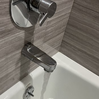 Gardena Terrace Inn - Broken shower - Hotels Near Me - Gardena, California