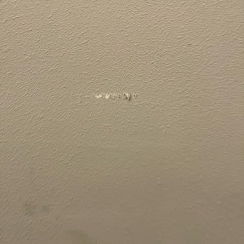 GOAT MOVERS - Scratched wall 1 - Movers Near Me - Vancouver, Washington
