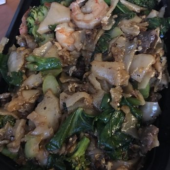 Siam Treasure - Pad sew ew WITH EGGS! Ew - Thai Near Me - Chicago, Illinois