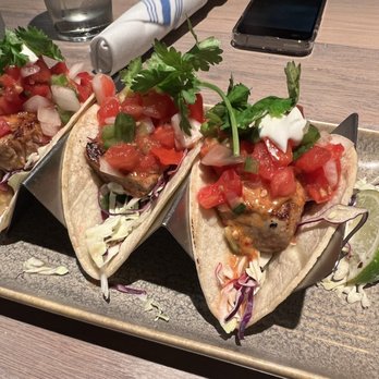 Moku Kitchen - Fish tacos - Cocktail Bars Near Me - Honolulu, Hawaii