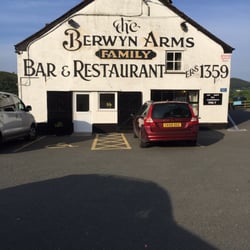 Berwyn Arms - Nice country pub welcoming families