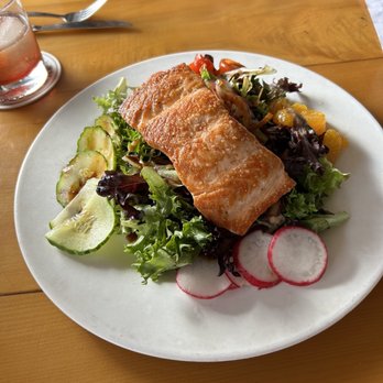 Idyllwild Brewpub - Salmon salad spicy dressing - Brewpubs Near Me - Idyllwild, California